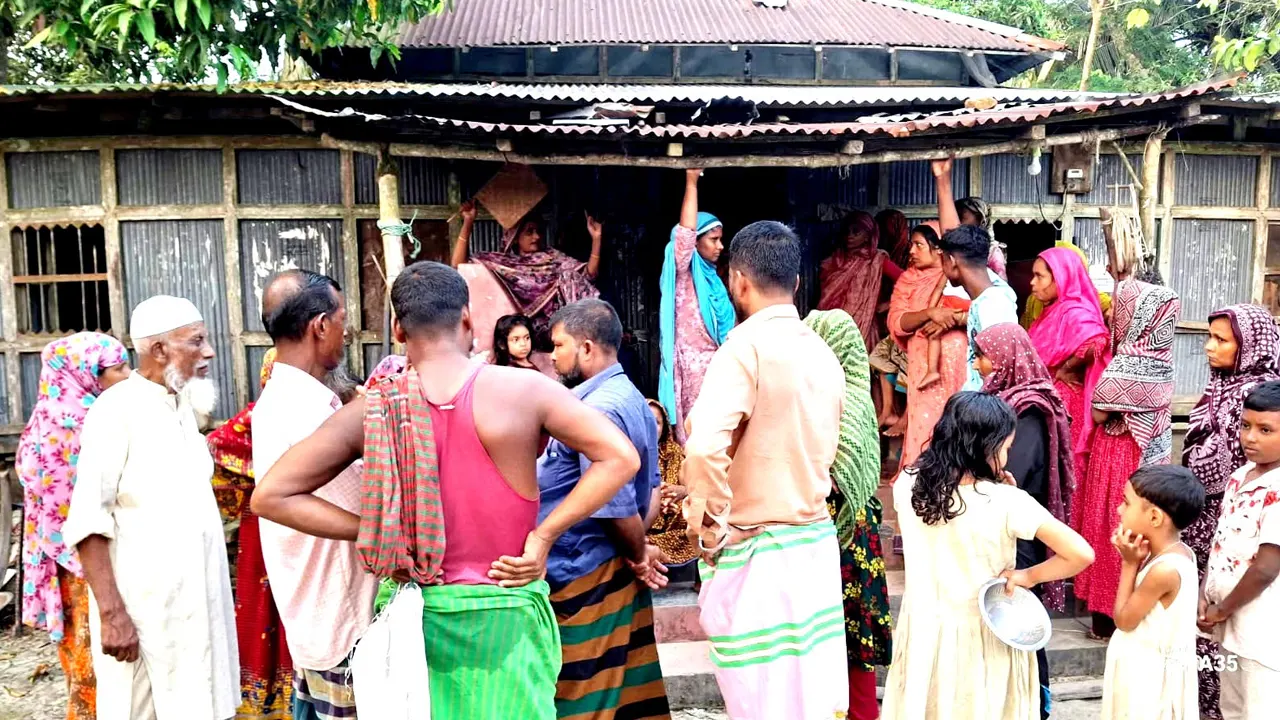 ফ্যামিলি কার্ডের ছবি তোলার কথা বলে নারীর স্বর্ণের দুল নিয়ে উধাও